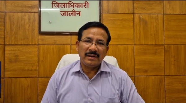 जानकारी देते डीएम