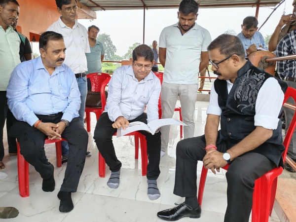 झील परिसर में सौंदर्यकरण कार्यों की प्रगति देखते जिलाधिकारी व अधिकारीगण।