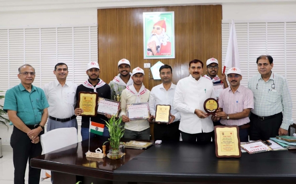 यूथ रेडक्रास के स्वयंसेवकों को सम्मानित करते कुलपति प्रो. नरसीराम बिश्नोई।