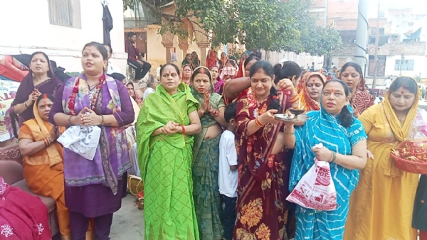 लक्ष्मीकुंड स्थित महालक्ष्मी का दरबार ,चौखट पर श्रद्धालु