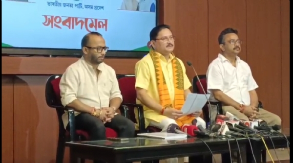 असम प्रदेश भाजपा मुख्यालय अटल बिहारी वाजपेई भवन में मीडिया को संबोधित करते प्रदेश अध्यक्ष दिलीप सैकिया।