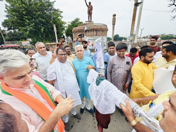 रोष जताते हुए भाजपा कार्यकर्ता।