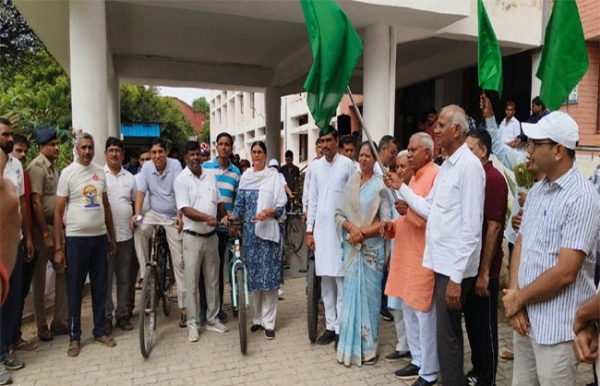 साइक्लोथोन को हरी झंडी दिखाकर रवाना करते विधायक ओमप्रकाश यादव तथा महेंद्रगढ़ के विधायक कंवर सिंह यादव।