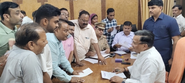 जनसुनवाई करते पर्यटन मंत्री जयवीर सिंह