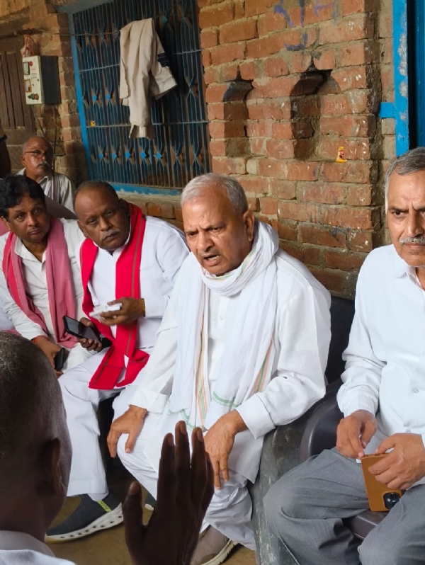 मृतक परिजनों से मिलते सांसद नरेश उत्तम पटेल