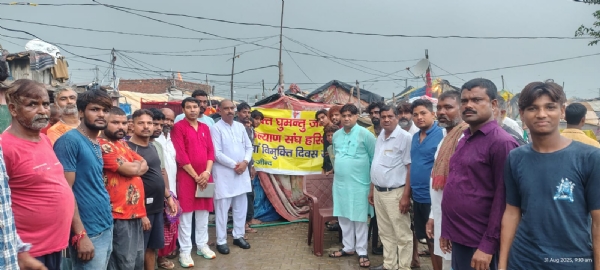 टपरीवास कालोनी में 74वां विमुक्ति दिवस मनाते हुए कार्यकर्ता।