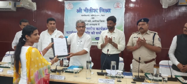 प्रभारी मंत्री ने 77 अभ्यर्थियों को दिए नियुक्ति पत्र, विकास कार्यों की समीक्षा भी की