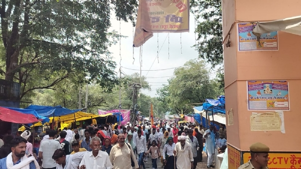 अलवर. मेले में आये श्रद्धांलू।