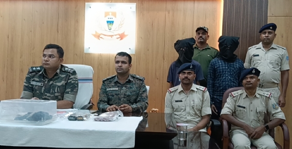 गिरफ्तार नक्सली और बरामद हथियार