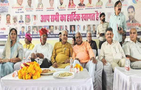 दक्ष प्रजापति सम्मेलन एवं प्रतिभा सम्मान समारोह में मौजूद मंत्री रणवीर सिंह गंगवा।
