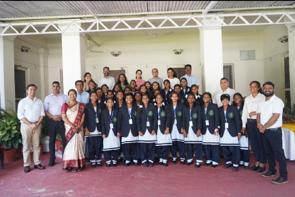 इसरो के शैक्षणिक भ्रमण पर गया था। रविवार को छात्राओं ने उपायुक्त कर्ण सत्यार्थी से उनके आवास पर मुलाकात की और सहभोज कार्यक्रम में भाग लिया
