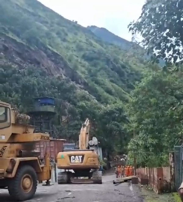 श्रमिकों को निकालने के लिए रेस्क्यू जारी।