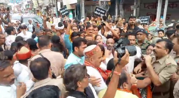 भाजपाइयों को रोकती पुलिस