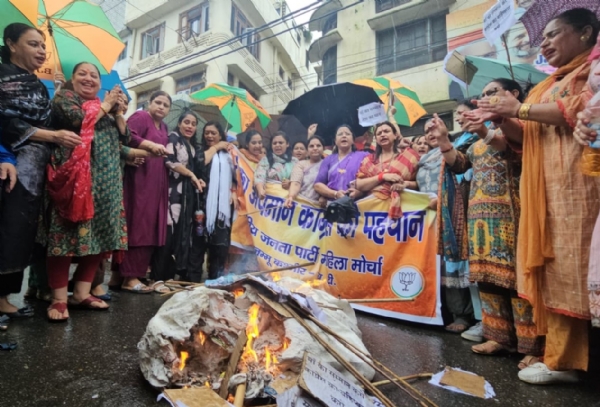 कांग्रेस नेताओं की टिप्पणी के खिलाफ भाजपा महिला मोर्चा का जोरदार प्रदर्शन