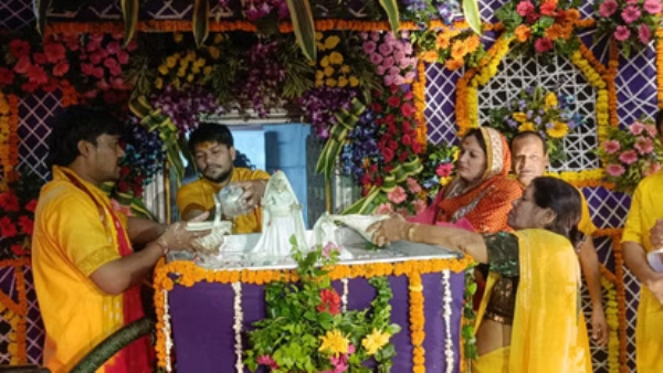 गोस्वामी श्रीराधारानी जी का 101 किलो दूध मिश्रित पंचामृत से विग्रह का अभिषेक करते हुए
