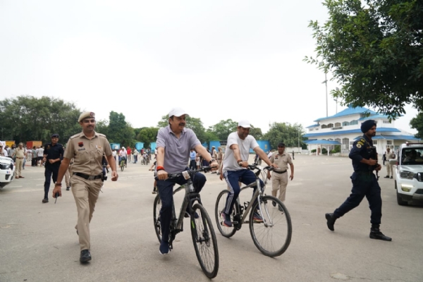 फोटो : कैबिनेट मंत्री राव नरबीर सिंह साइकिल चलाते हुए।