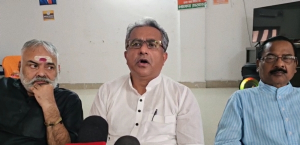 अररिया फोटो:पीसी करते मंत्री नीतीश मिश्रा