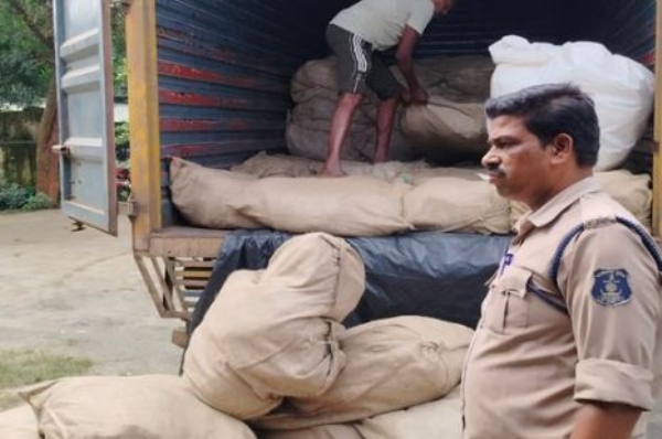 अवैध गुटखा और तंबाकू जब्‍ती कार्रवाई करती जशपुर पुल‍िस