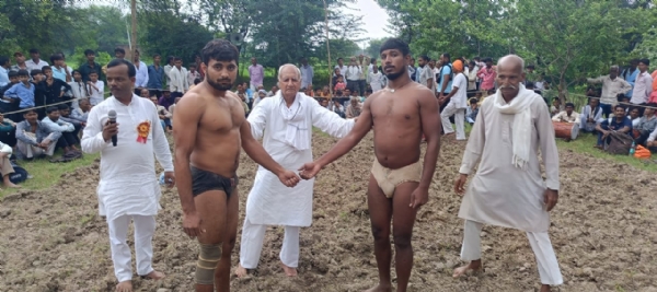 बारिश ने बिगाड़ा दंगल का मिजाजए महज 11 कुश्तियां हो पाई संपन्न
