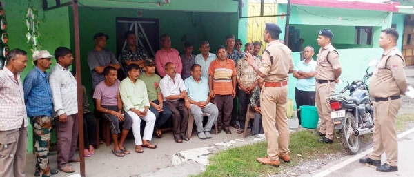 बुजुर्गों को सुरक्षा के प्रति आश्वस्त करते पुलिस कर्मी।