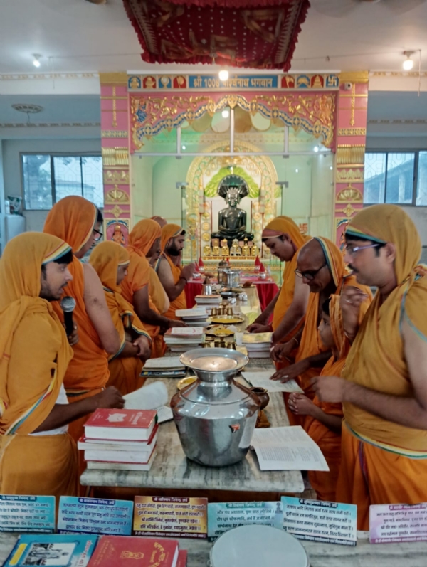 पूजा करते श्रद्धालु