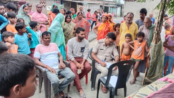 घटना की जांच करते पुलिस अधिकारी