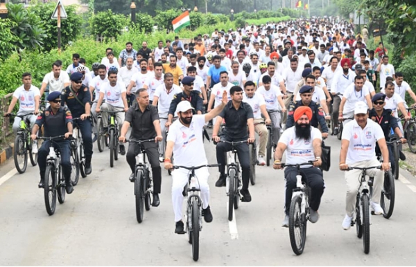 हरियाणा के मुख्यमंत्री नायब सैनी कुरुक्षेत्र में साइक्लाेथाॅन में भाग लेते हुए