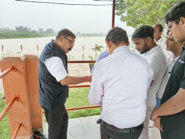 लीलौर झील का निरीक्षण करते जिलाधिकारी अविनाश सिंह, साथ में मौजूद अधिकारी।