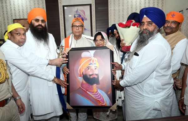 हरियाणा के राज्यपाल प्राे.अशीम घाेष काे स्मृति चिन्ह देते गुरुद्वारा प्रबंधक कमेटी के सदस्य