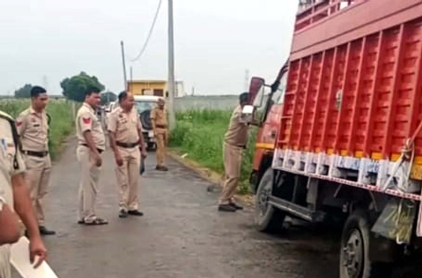 गुरुग्राम के खंड सोहना में पकड़ा गया गायों से भरा कंटेनर।
