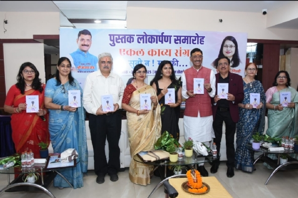 पुस्तकालय लोकार्पण करते संजय सेठ