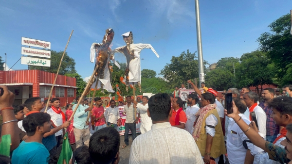 पुतला जलाते भाजपा कार्यकर्ता