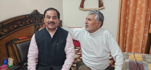 दिवाकर भट्ट से मुलाकात करते हरक सिंह रावत