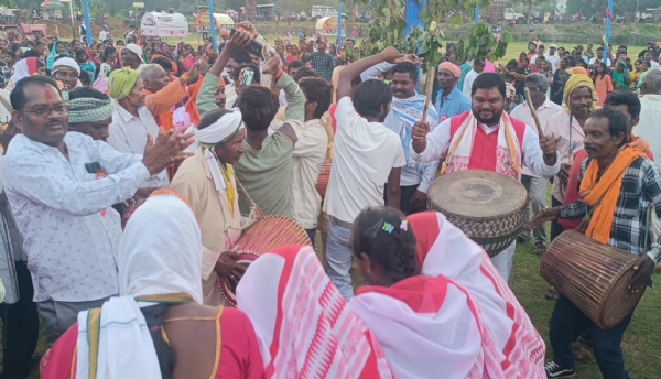 नाचते लोग