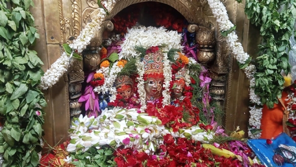 लक्ष्मीकुंड स्थित महालक्ष्मी का दरबार ,चौखट पर श्रद्धालु