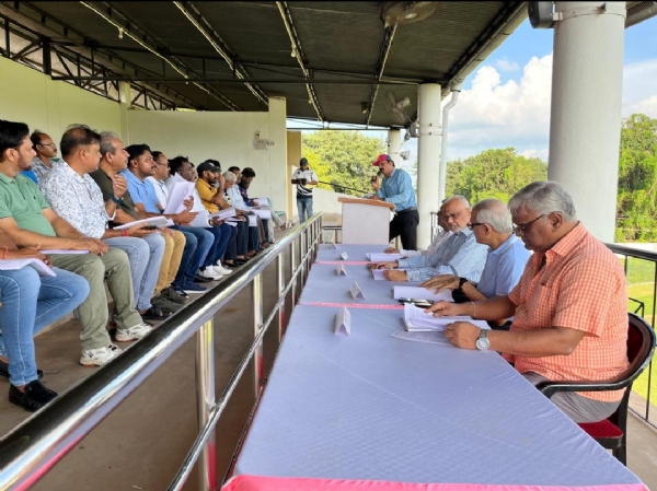 बिरसा मुंडा क्रिकेट स्टेडियम स्थित एस.आर. रूंगटा पैविलियन  बैठक करते