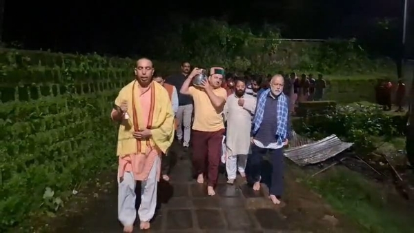 डल झील में स्नान से पूर्व भगवान शिव के लिए जल लेकर जाते हुए वूल फेडरेशन के अध्यक्ष और अन्य।