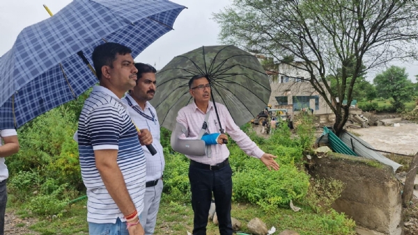 DC Kathua inspects security works on Ravi river bank at Lakhanpur