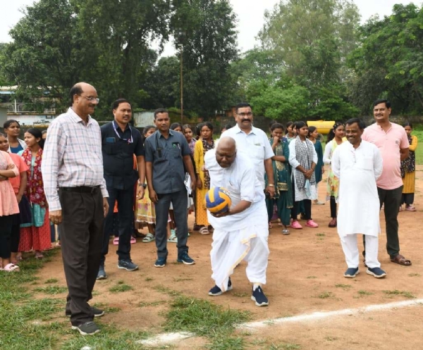 बलरामपुर जिला मुख्यालय में निकाली गई साइकिल रैली, सांसद चिंतामणि महराज हुए शामिल