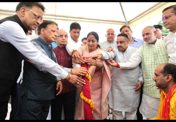 लाल किला मैदान में लव-कुश रामलीला कमेटी के भूमि पूजन कार्यक्रम में शामिल होती दिल्ली के मुख्यमंत्री रेखा गुप्ता