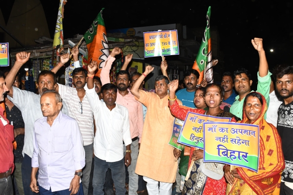 विरोध प्रदर्शन करते विधायक तथा कार्यकर्ता