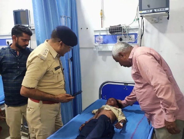 अस्पताल में बच्चे का इलाज कराते हुए