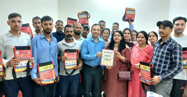 हिमाचल प्रदेश राज्य एड्स कंट्रोल सोसायटी के सहयोग से कार बिन बांटते हुए।