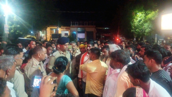 मरीज की मौत के बाद हॉस्पिटल पर हंगामा करते हुए परिजन