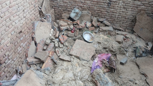 खुईयांनेपालपुर में बरसात में गिरी छत का मलबा।