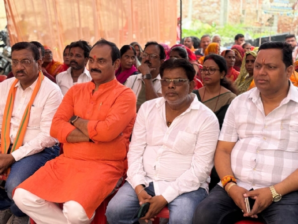 मन की बात सुनते हुए मीरापुर मण्डल के बूथ 117 पर लोगों के बीच भाजपा महानगर अध्यक्ष संजय गुप्ता एवं अन्य पदाधिकारियों का छाया चित्र