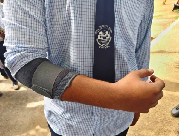 शिक्षक की पिटाई से घालय छात्र