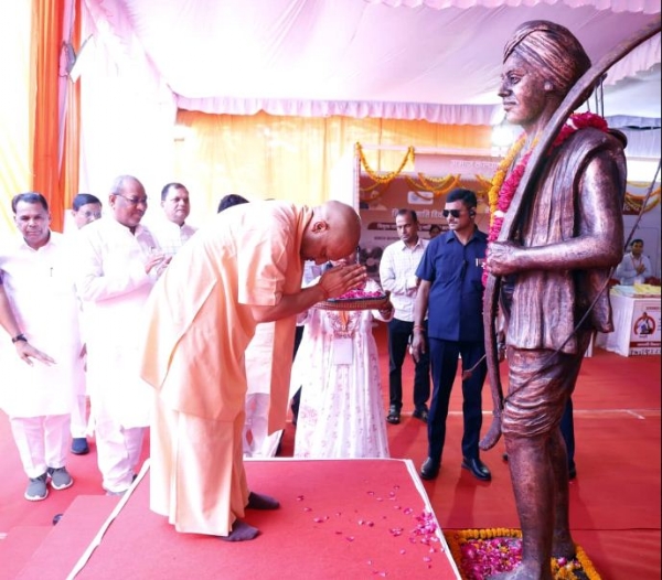 भगवान बिरसा मुण्डा की प्रतिमा के समक्ष नतमस्तक मुख्यमंत्री योगी आदित्यनाथ