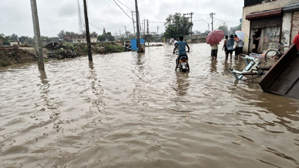 बारिश से जलमग्र हुई सड़क।