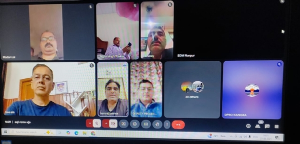 उपायुक्त कांगड़ा वीडियो कॉन्फ्रेंसिंग के माध्यम से एसडीएम से बैठक करते हुए।